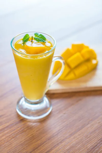 Frischer Mango-Smoothie — Stockfoto