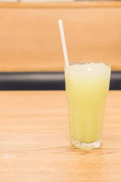 Mrożona sok z Gujawy w tabeli — Zdjęcie stockowe