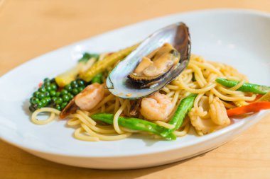 Acılı spagetti deniz ürünleri