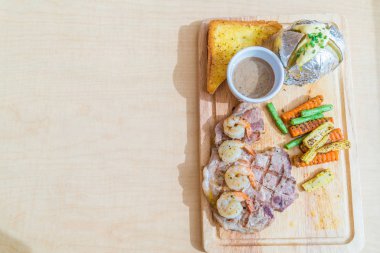 karides ile domuz eti biftek