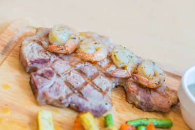 karides ile domuz eti biftek