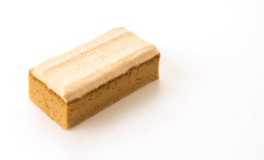 Beyaz arka planda kahveli kek.