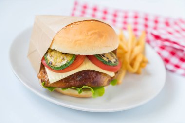 Patates kızartmalı pastırmalı burger.