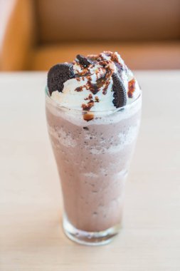 çikolata kurabiye ve krema ile