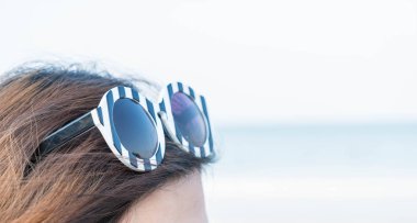 Güneş gözlüğü kafasına kadar kapatın