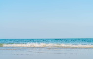 Deniz ve plaj ile mavi gökyüzü