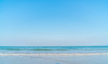 Deniz ve plaj ile mavi gökyüzü