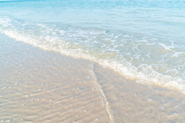 Cielo azul con mar y playa — Foto de Stock