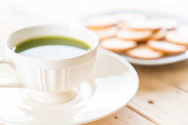 ahşap arka plan üzerinde sıcak matcha