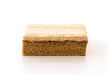 Beyaz arka planda kahveli kek.