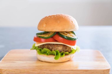 Tahta tabakta hamburger Amerikan yemeği.