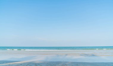 Deniz ve plaj ile mavi gökyüzü