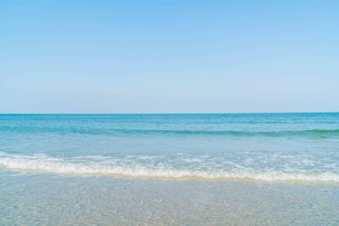 Deniz ve plaj ile mavi gökyüzü