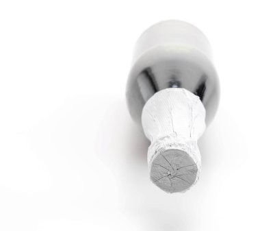 Beyaz arka planda şarap şişesi