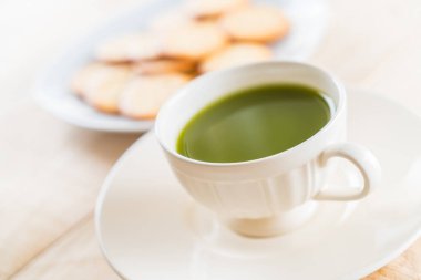 ahşap arka plan üzerinde sıcak matcha