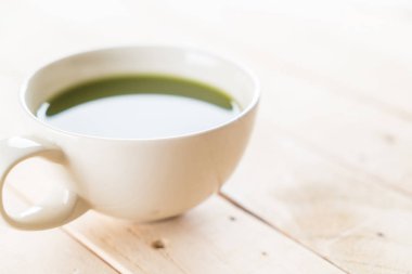 ahşap arka plan üzerinde sıcak matcha