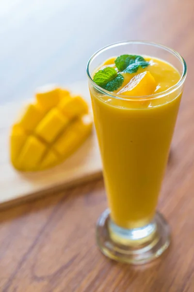 Свежий коктейль из манго — стоковое фото