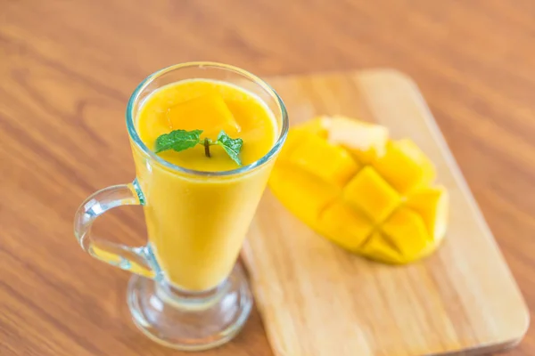 Fersk mango smoothie – stockfoto