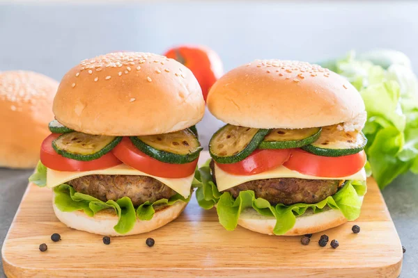 木板上的汉堡包-美国食品 — 图库照片