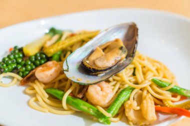 Acılı spagetti deniz ürünleri