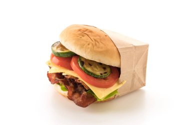 Beyaz arka planda pastırma burger