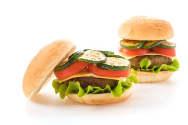 Beyaz arka planda hamburger - Amerikan yemeği