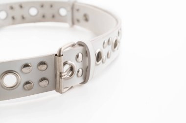 Beyaz arka plan üzerinde moda kemer