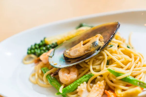 Acılı spagetti deniz ürünleri