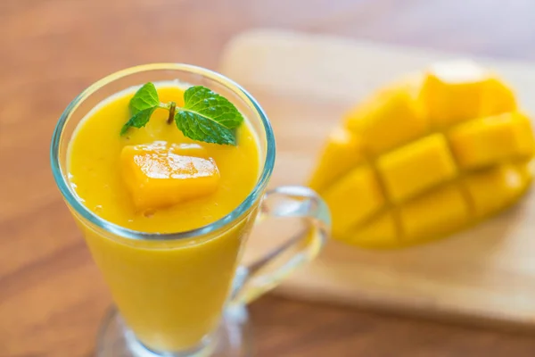Świeży koktajl mango — Zdjęcie stockowe