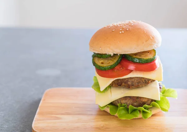 Tahta tabakta hamburger Amerikan yemeği. — Stok fotoğraf