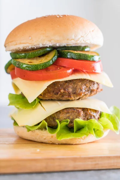 Hamburger op houten bord - Amerikaans eten — Stockfoto