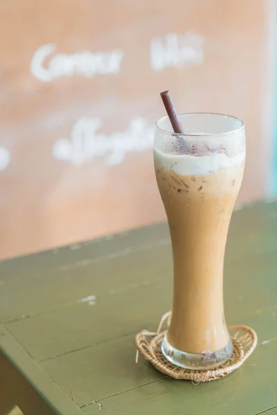 Cappuccino gelado em uma mesa — Fotografia de Stock