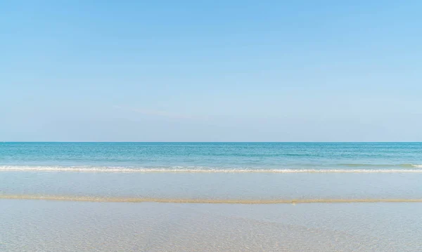 Modrá obloha s mořem a pláží — Stock fotografie