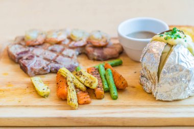 karides ile domuz eti biftek