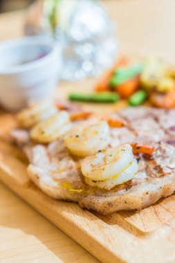 karides ile domuz eti biftek