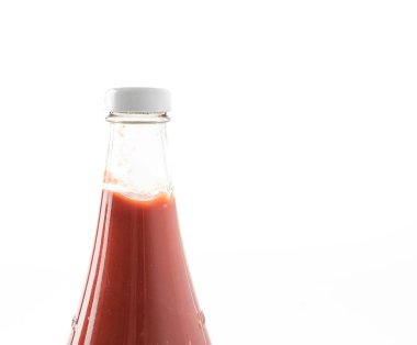 beyaz zemin üzerine sosu şişe