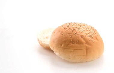Beyaz arkaplanda hamburger ekmeği