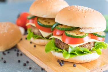 Tahta tabakta hamburger Amerikan yemeği.