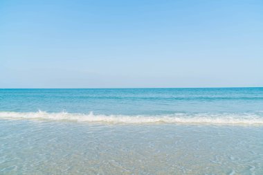 Deniz ve plaj ile mavi gökyüzü