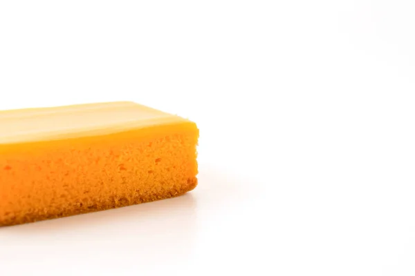 Bolo de laranja no fundo branco — Fotografia de Stock