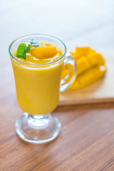 Fresh mango smoothie — Stock Photo, Image