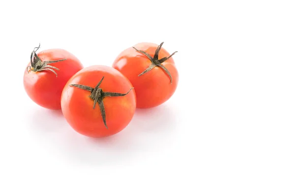 Tomate fraîche sur fond blanc — Photo