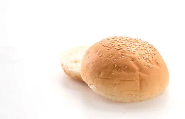 Гамбургер булочка на белом фоне — стоковое фото