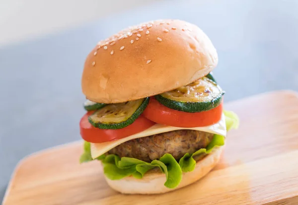 Hamburger op houten bord - Amerikaans eten — Stockfoto