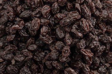 beyaz zemin üzerine kuru üzüm