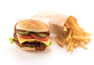 Patates kızartmalı pastırmalı burger.