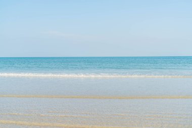 Deniz ve plaj ile mavi gökyüzü