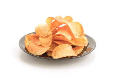 Beyaz arkaplanda patates cipsi