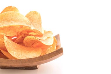 Beyaz arkaplanda patates cipsi