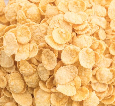 Beyaz arkaplanda mısır gevrekleri